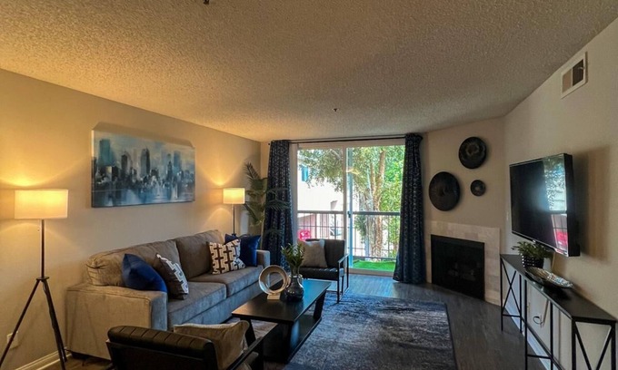 Hollywood Hotel | Oasis 2 BR View of Hollywood Sign, W/D, & Parking