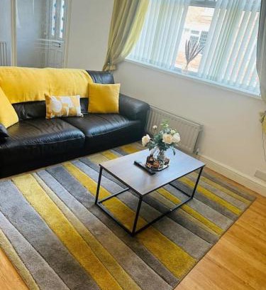 Shiremoor Apartment | Oasis Abode - 4 Beds Shiremoor