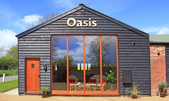 Halesworth House | Oasis Barn - Six Bedroom House, Sleeps 12