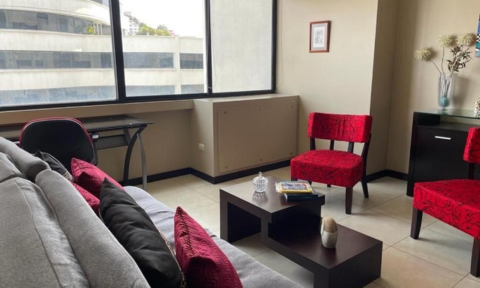 Puerto Santa Ana Apartment | Oasis céntrico: Piscina, Lago