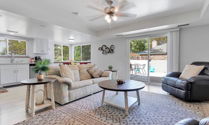 Victorville Condo | Oasis Condo on the fairway; fast WiFi, smart TVs, spectacular golf course views