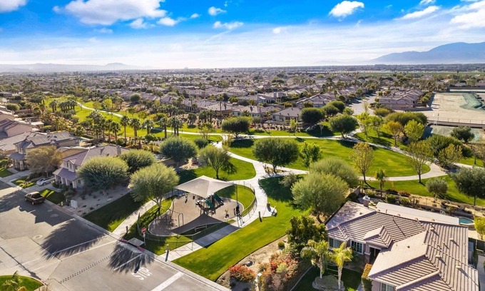 Paradiso House | Oasis of Coachella Valley 4-bedroom + 2 bath w/fitness room, greenhouse & more