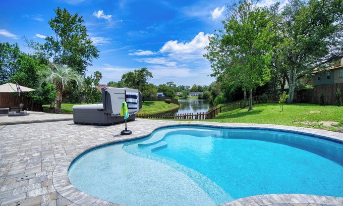 Arlington House | ~Oasis Pearl Sleeps 8 Heated Pool & Spa~