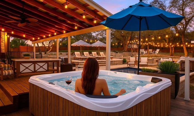West Oak Hill House | Oasis Pool I Spa I Outdoor Movie I Sleeps 16 I Fun