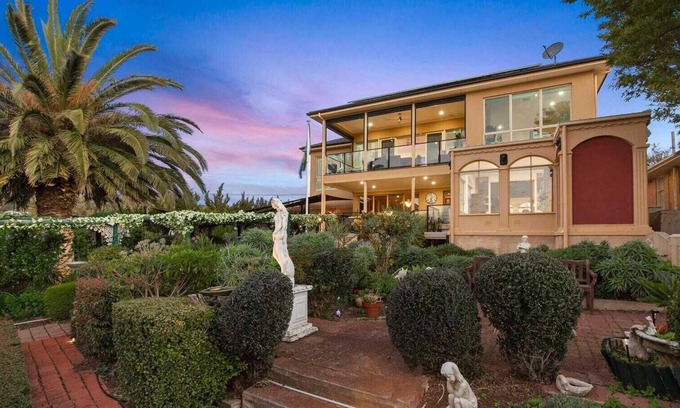 Marino House | Oasis Villa walk2Beach&Train Station/Swimming Pool/Netflix/wifi/ 7Bed10Sleep+Cot