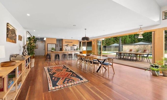 Torquay House | Ocean Acres Retreat: Pool, Spa and Tennis Court