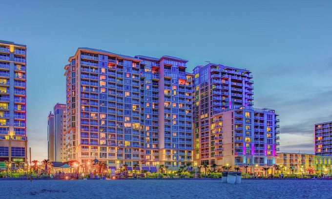 Northeast Virginia Beach Resort | Ocean Beach Club Virginia Beach - STUDIO OCEAN FRONT WITH KITCHENETTE AND 1 QN