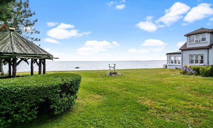 Middlesex County House | OCEAN/BEACH FRONT, HUGE YARD, SUNSET VIEW