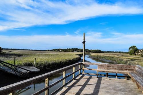 Saint Helena Island House | Ocean Bliss Cottage! Beach Club Villa with Canal Views - Short walk to Beach