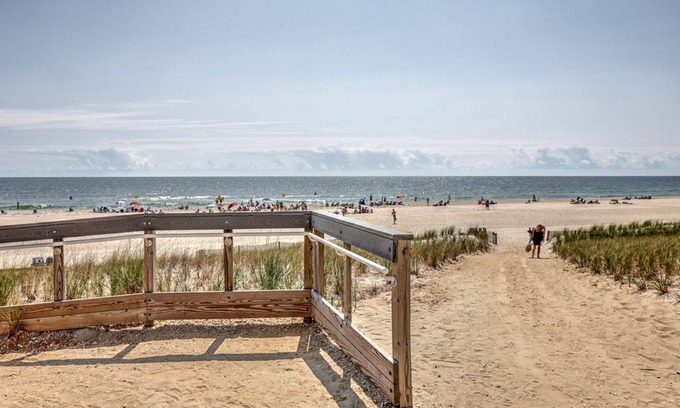 Beach Haven Terrace House | OCEAN BLOCK 6th From Beach - Newly Furnished 3 BR, Sleeps 8 (1st Fl of Duplex)