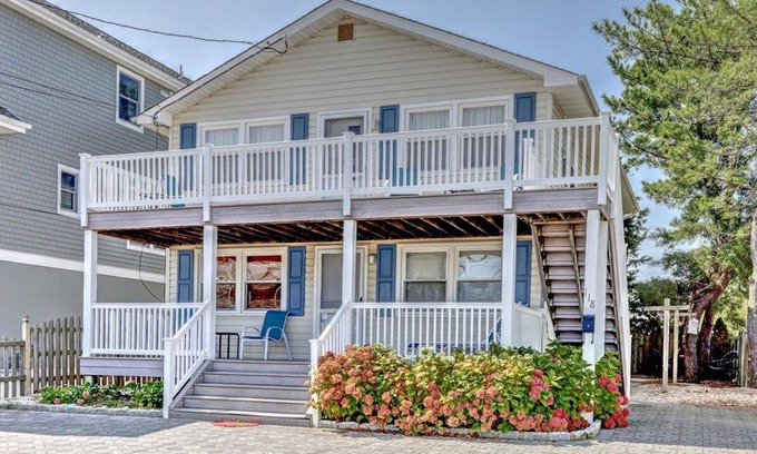 Beach Haven Terrace House | OCEAN BLOCK 6th From Beach - Newly Furnished 3 BR, Sleeps 8 (2nd Fl of Duplex)