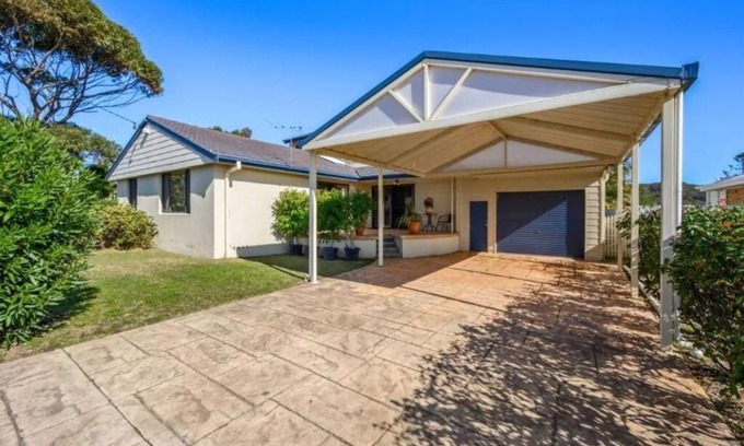 Caves Beach House | Ocean Breeze @ Caves beach.