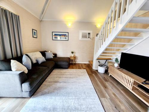 Mandurah Apartment | Ocean Breeze Loft Villa With Pool, Tennis Court & Playground!