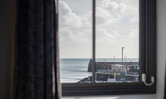 Saundersfoot Hotel | Ocean Cabins @ The Square - Saundersfoot
