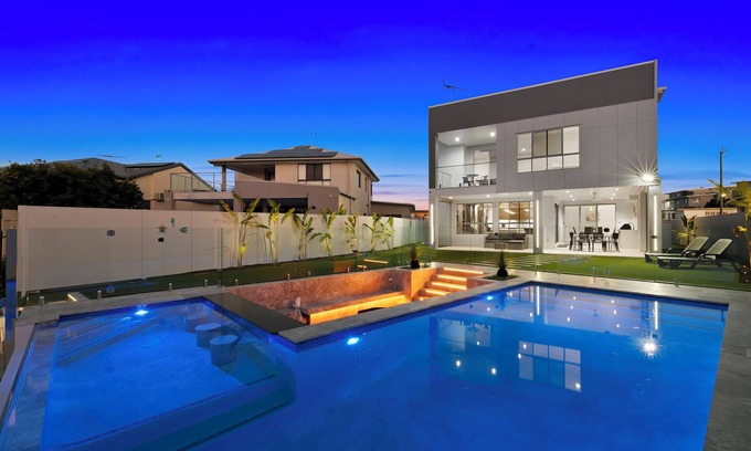 Bongaree House | OCEAN ESCAPE - MAJESTIC, LUXURIOUS CANAL HOME!