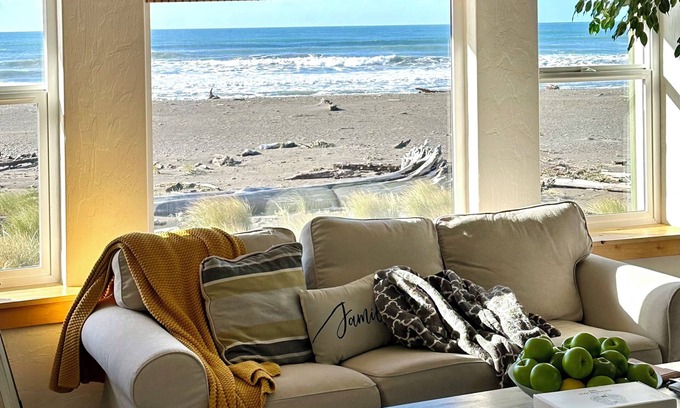 Gold Beach House | Ocean Front 3 Bedroom House with Amazing Sunsets!