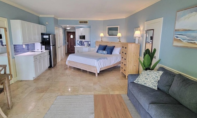 West End Condo | Ocean Front Cottage with Kitchen - Old Bahama Bay Resort. Dockage Available