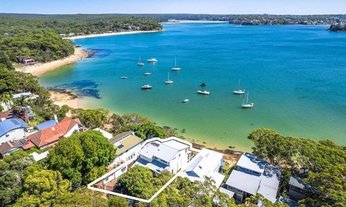 Bundeena House | Ocean Front Luxury - The Lambeth Walk