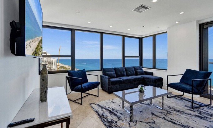 La Gorce Apartment | Ocean Front Penthouse 2BD/2 Balconies PH-2