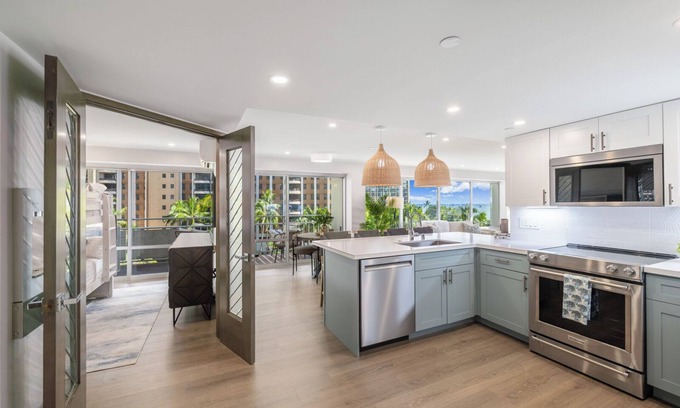 Waikiki Condo | Ocean, Marina, and Pool View 2BD Corner Unit w/AC at the Ilikai Hotel