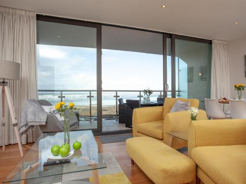 Westleigh Apartment | Ocean Serenity, Horizon View