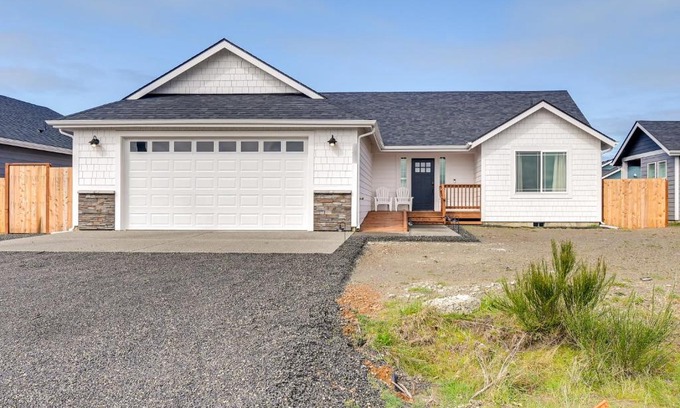 Ocean Shores House | Ocean Shores Home with Game Room - Walk to Beaches!