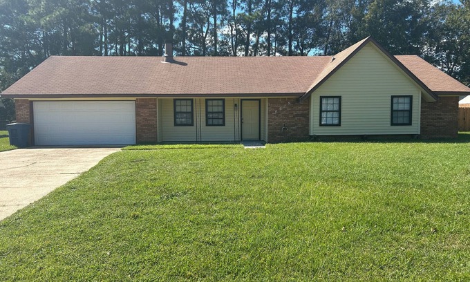 Gulf Hills House | OCEAN SPRINGS - GULF HILLS AREA nEnjoy this home away from home!