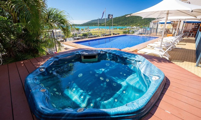 Airlie Beach House | Ocean View 10 Pool & Spa