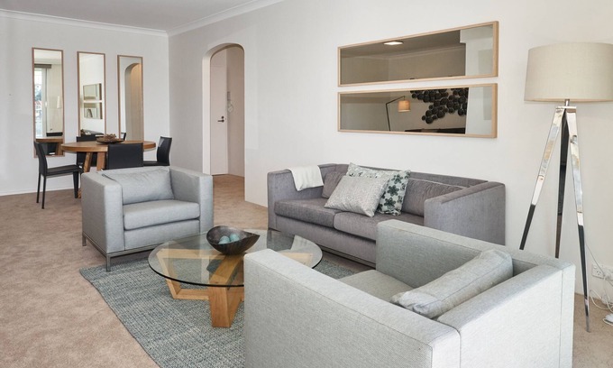 Bronte Apartment | Ocean view apartment with a stroll to Bronte Beach