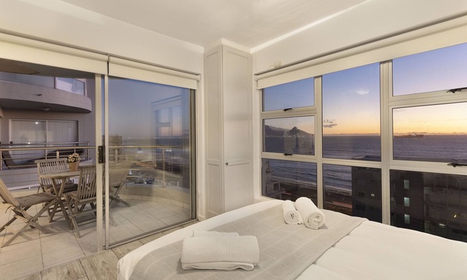 Bloubergstrand Apartment | Ocean View B901