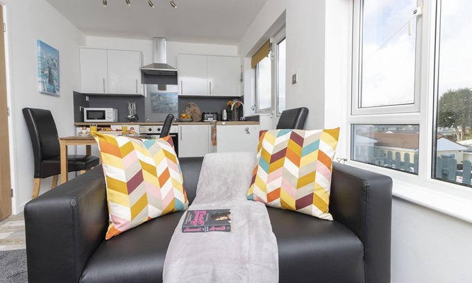 Brixham Ski Chalet | Ocean View, Classic 2 Bed Chalet, 2 Min Walk From Fishcombe Cove, Parking