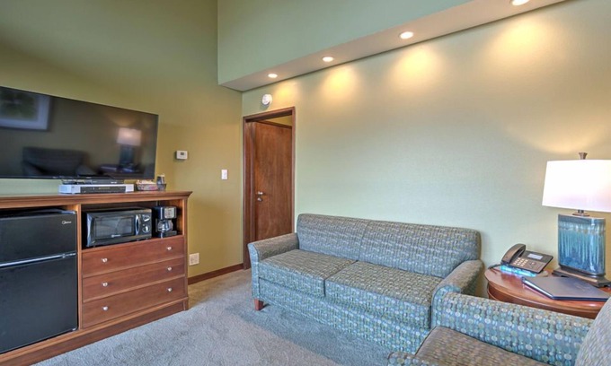 Otter Rock Apartment | Ocean-View Mini Suite with Queen Bed