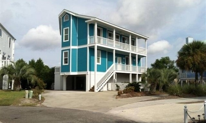 Oceanmarsh Subdivision House | β±ππ OCEAN VIEW nJust steps to beach/poolsnGolf cart-fenced yard-pet friendly