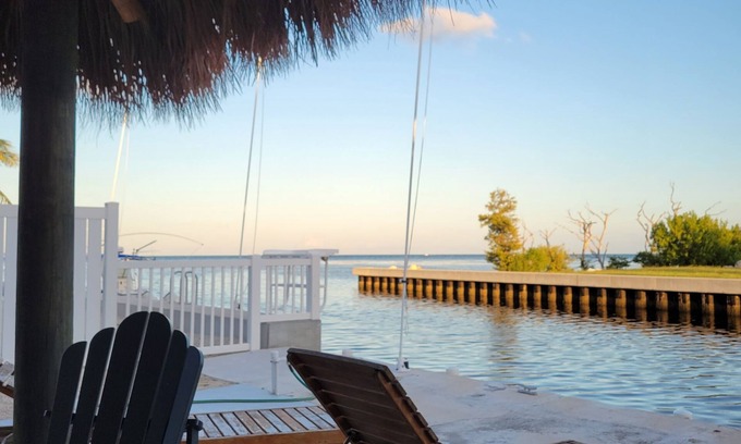 Marathon Villa | Ocean View waterfront Villa, relaxing Tiki, dock,10 min walk to to the beach.