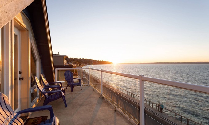 Des Moines House | Ocean View with Amazing Sunsets! 3BR over the Puget Sound