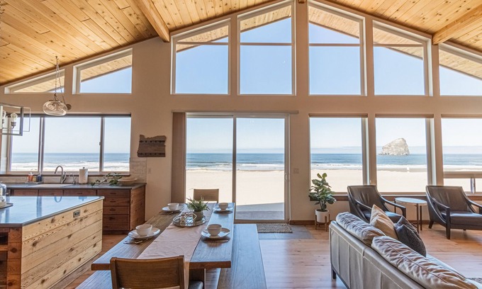 Kiwanda Shores House | Ocean Views for days.Oceanfront property that will leave you breathless!