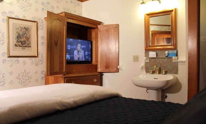 Pacific Grove Hotel | OCEAN VIEWS, ROMANTIC QUEEN BEDROOM