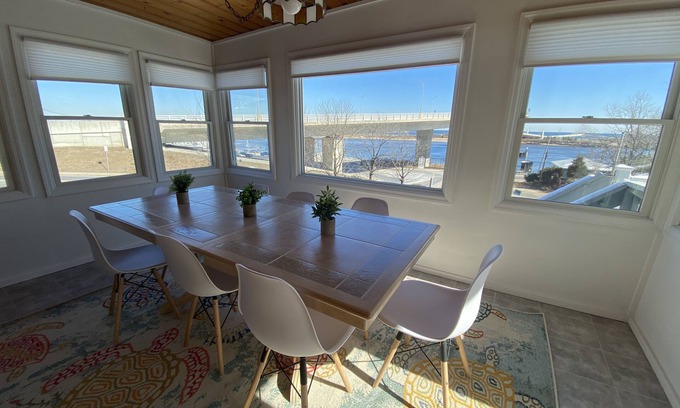 Highlands House | Ocean views, walk to beach, restaurants, music & park