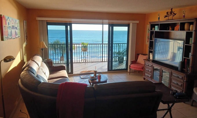 Satellite Beach Condo | Oceanfront 3-bedroom condo in heart of Satellite Beach