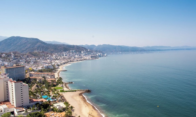 Las Glorias Apartment | Oceanfront Apt - Majestic views - Close to Malecon