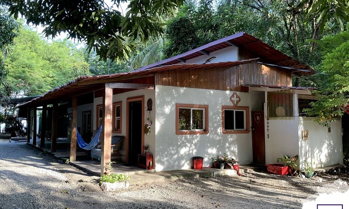 Cabuya House | Oceanfront Artistic Escape in Cabuya