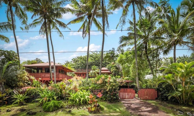 Kehena Beach Estates House | Oceanfront Bali House next to Kehena Black Sand Beach w/Hot tub