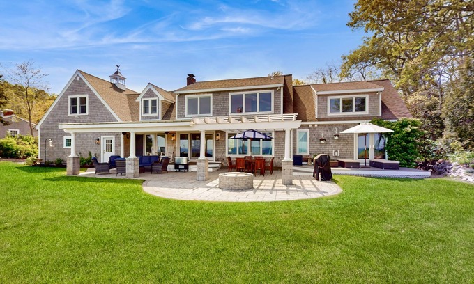 Plymouth House | Oceanfront charmer with deck, pergola, grill, full kitchen, telescope, & W/D