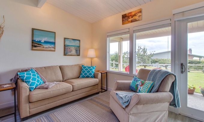 Gearhart Apartment | Oceanfront condo near Gearhart Golf Links - walk to beach - No pets