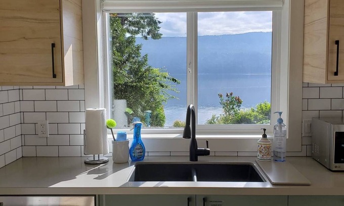 Cobble Hill Cottage | Oceanfront Cottage with Hot Tub close to Wineries