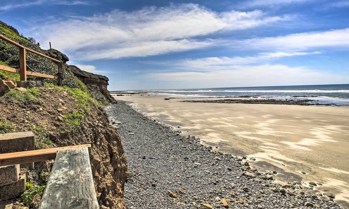 Yachats Cottage | Oceanfront, dog-friendly cottage with amazing view, porch & beach access