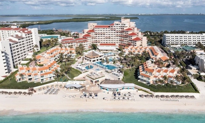 Zona Hotelera Resort | Oceanfront Dual-Suite ~ All inclusive Luxury at Wyndham Grand Cancun!