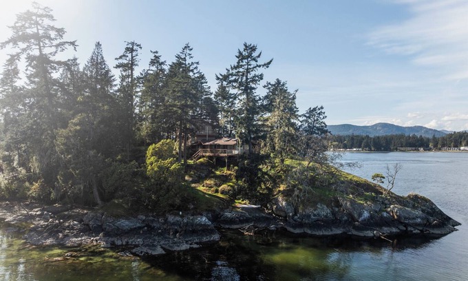 Juan de Fuca Electoral Area House | Oceanfront Escape in East Sooke – Rustic Treehouse in the woods