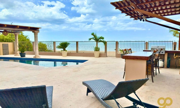 El Centenario House | Oceanfront Escape: Pool, BBQ, & Sunset Views