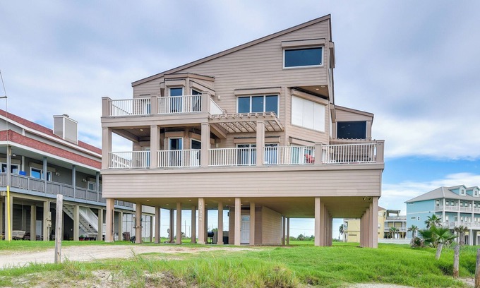 Spanish Grant House | Oceanfront Galveston Beach House: Steps to Sand!